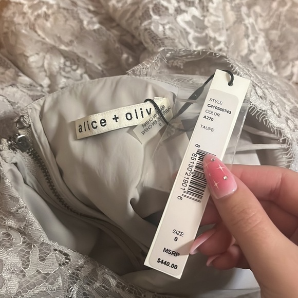 NWT Alice + Olivia Woman’s Natalia Open-Back Lace A-Line Taupe Lace Dress Size 0 - Picture 5 of 9